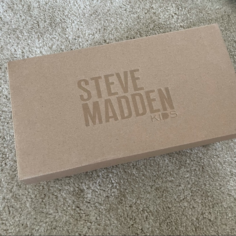 STEVE MADDEN • KIDS • frillz slippers - Picture 4 of 5